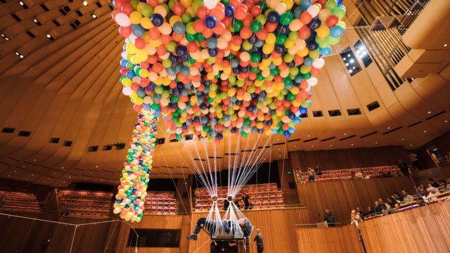 Kayak Film Up, Orang Ini Sukses Melayang dengan 20,000 Balon. Terbang Pakai Balon Bukan Fiksi Doang