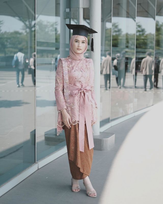 5 Inspirasi Kebaya yang Cocok Kamu Kenakan Saat Wisuda Nanti