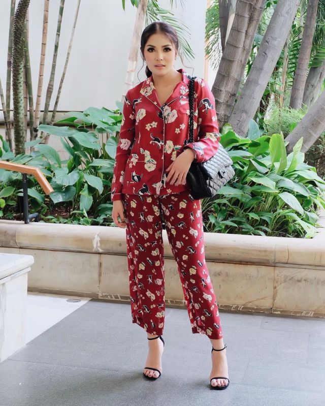 14 Inspirasi Busana Piyama 'Pajama Style' untuk Bepergian ke Luar Rumah. Because Why Not?!