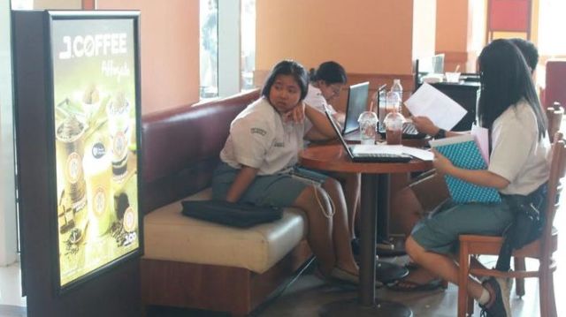 Nongkrong atau kerjakan tugas
