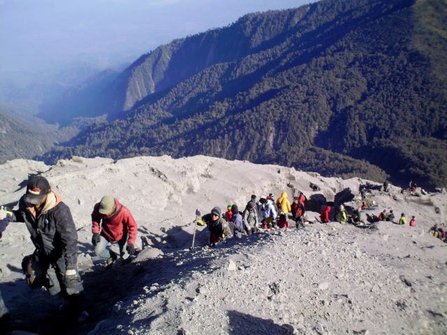 Kabar Duka Datang dari Gunung Semeru. Seorang Pendaki Meninggal Terkena Longsoran Batu!
