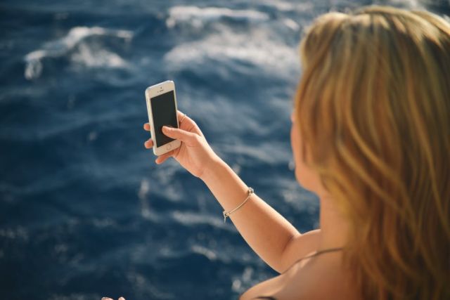 7 Barang yang Wajib Kamu Bawa Saat Travelling! 2 Selfie