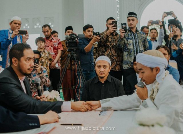 Kisah Cinta Alma: dari Bergaul dengan Awkarin, Berhijrah, Hingga Dinikahi Taqy Malik Seorang Hafiz Quran