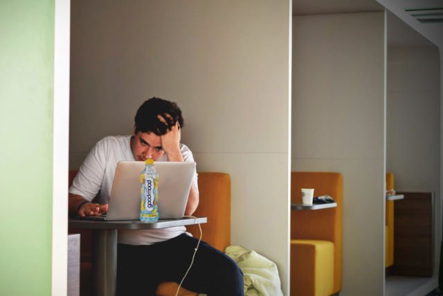 Meski Hanya Dipendam dalam Hati, Hal-hal Ini Sebenarnya Bikin Orang-orang Sebel Sama Kamu Lho