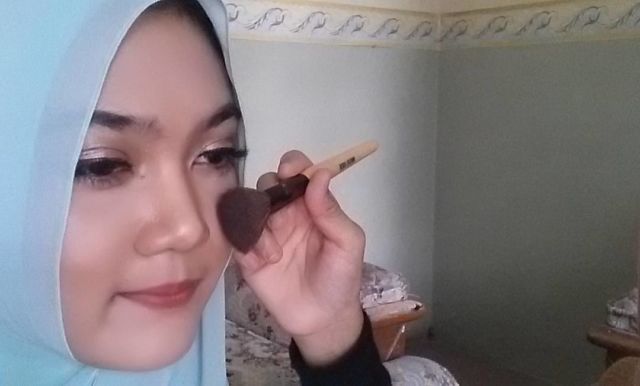 Cara Mengaplikasikan Blush-on (Foto Penulis Saat Makeup Client @nada.mua)