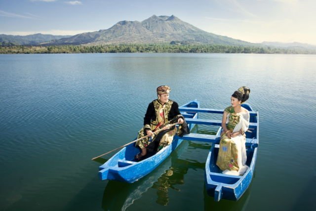 10 Ide Pre-Wedding Cantik di Atas Perahu. Ayo Arungi Bahtera Bersamamu, Mz!