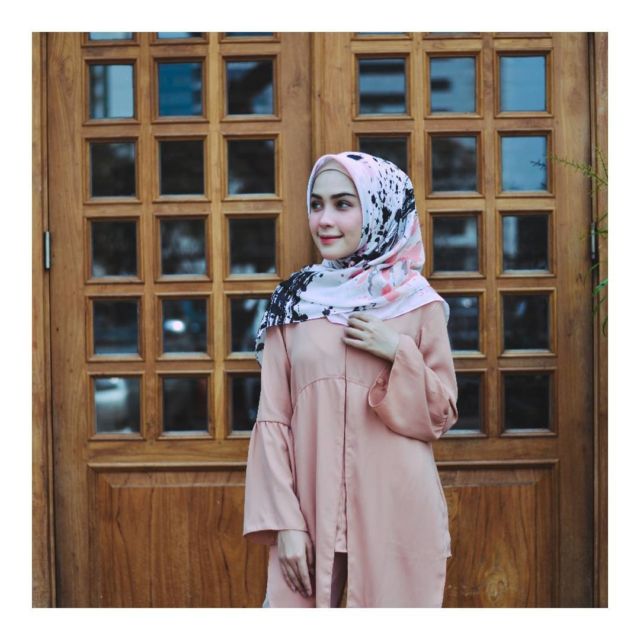 13 Ragam Tampilan Hijab Voal yang Lembut dan Anti Gerah. Simpel Tapi Cantik! 38 13 Ragam Tampilan Hijab Voal yang Lembut dan Anti Gerah. Simpel Tapi Cantik!