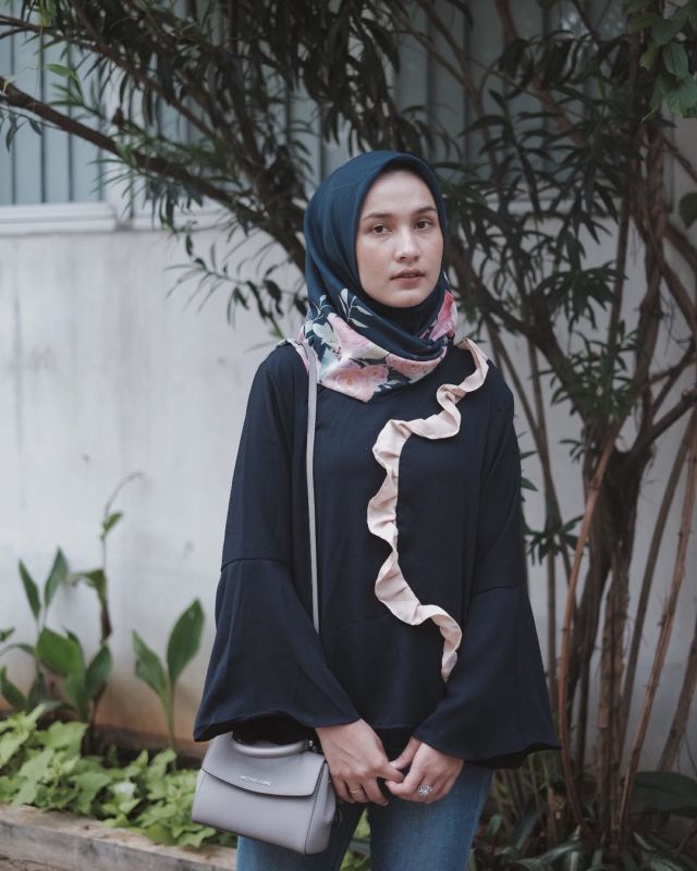 13 Ragam Tampilan Hijab Voal yang Lembut dan Anti Gerah. Simpel Tapi Cantik! 32 13 Ragam Tampilan Hijab Voal yang Lembut dan Anti Gerah. Simpel Tapi Cantik!