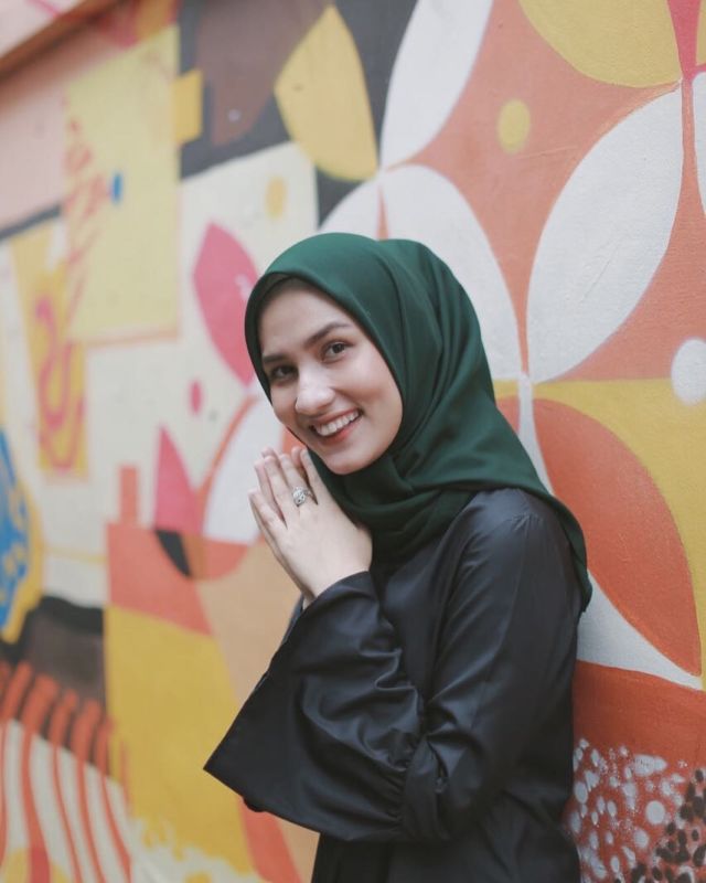 13 Ragam Tampilan Hijab Voal yang Lembut dan Anti Gerah. Simpel Tapi Cantik! 28 13 Ragam Tampilan Hijab Voal yang Lembut dan Anti Gerah. Simpel Tapi Cantik!