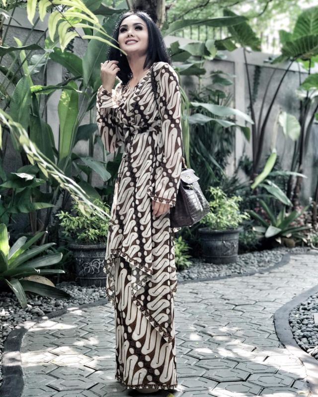 11 Artis yang Ikut Merayakan Hari Batik Nasional, Siapa yang Paling Keren?