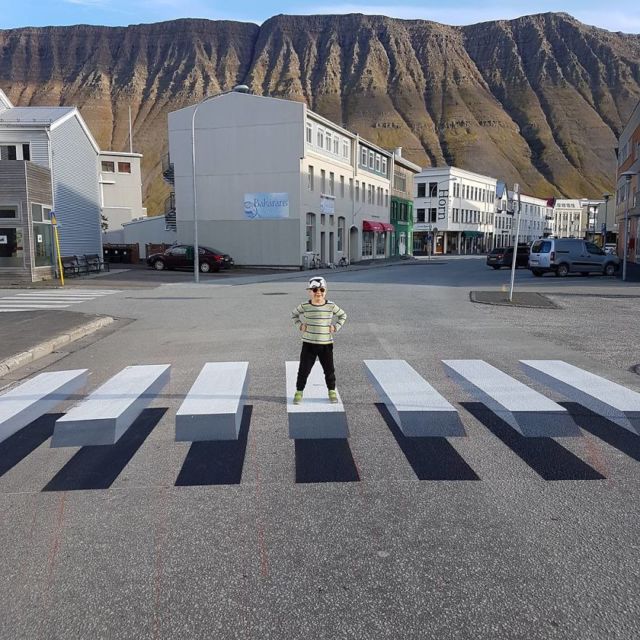 Unik, Ada Zebra Cross 3 Dimensi. Bikin Mobil pun Makin Hati-Hati!