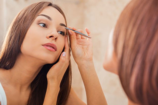 5 Kesalahan dalam Membentuk Alis. Berita Buruk Untukmu yang Terlalu Sering Mencukurnya
