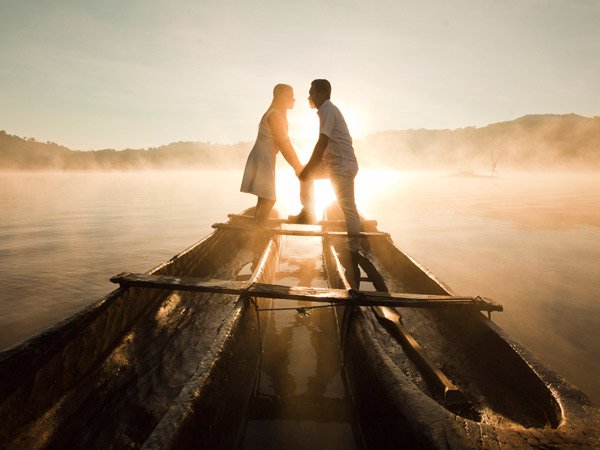 10 Ide Pre-Wedding Cantik di Atas Perahu. Ayo Arungi Bahtera Bersamamu, Mz!