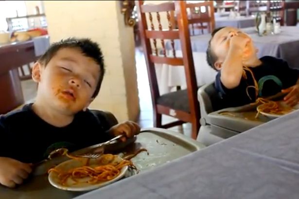 7 Tips Memberi Makan Bayi Saat Dia Melakukan Aksi Gerakan Tutup Mulut (GTM)