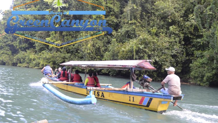 Serunya Suasana Liburan Menyusuri Sungai "Green Canyon" Dengan Menggunakan Perahu