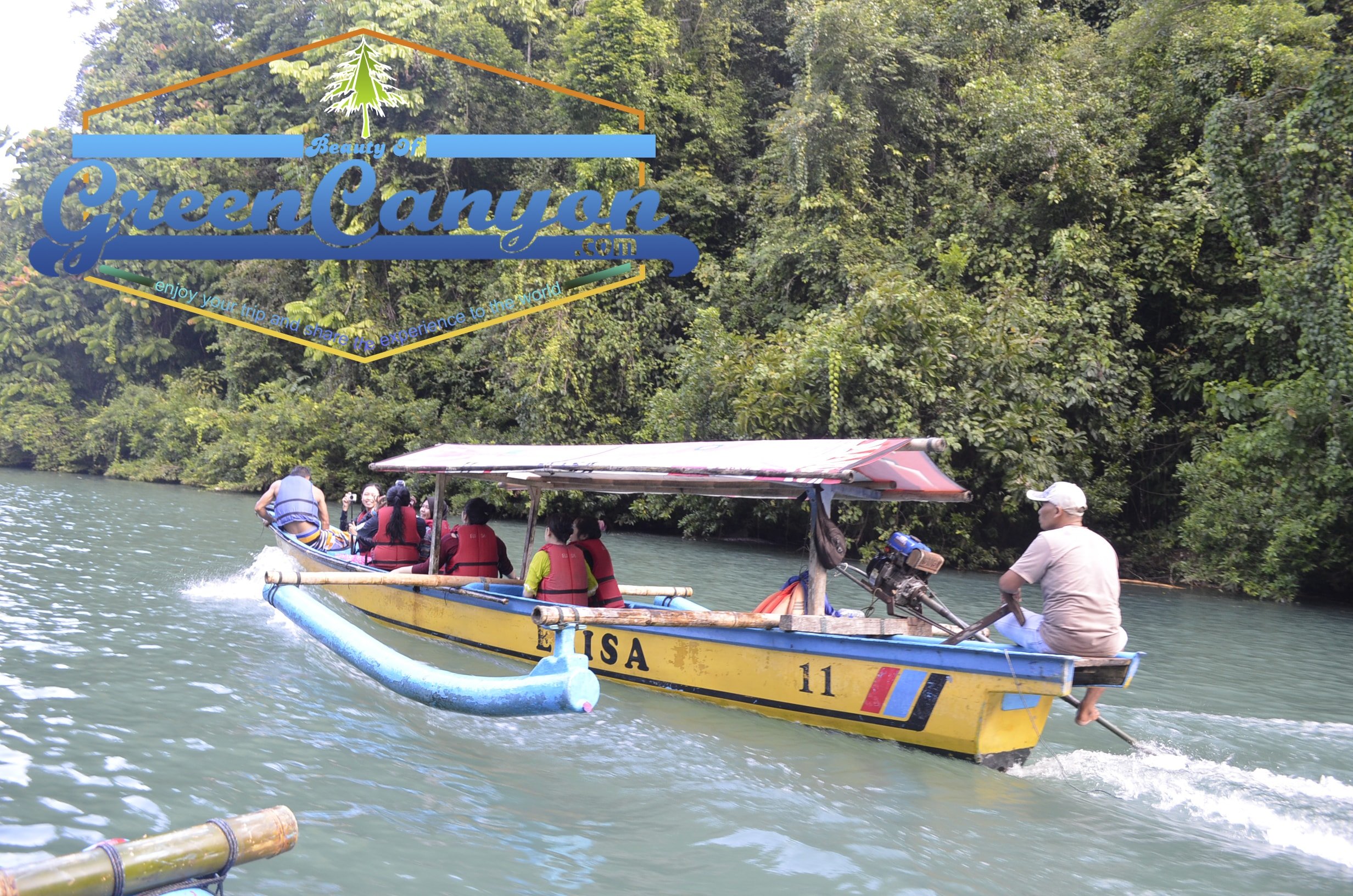 Serunya Suasana Liburan Menyusuri Sungai "Green Canyon" Dengan Menggunakan Perahu