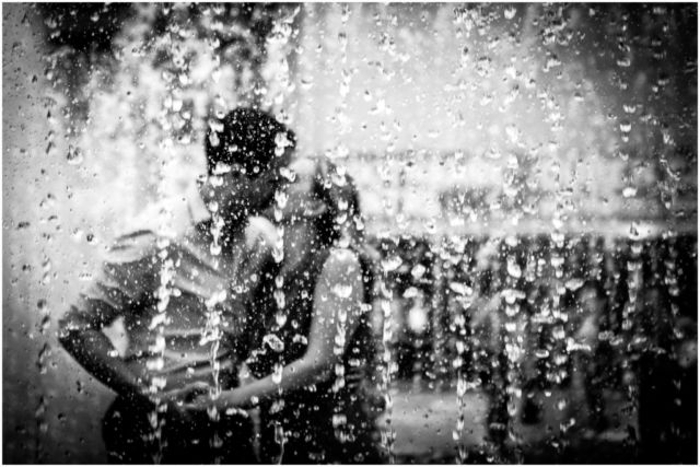 18 Inspirasi Foto Prewedding Romatis Saat Hujan. Basah? Bukan Masalah!
