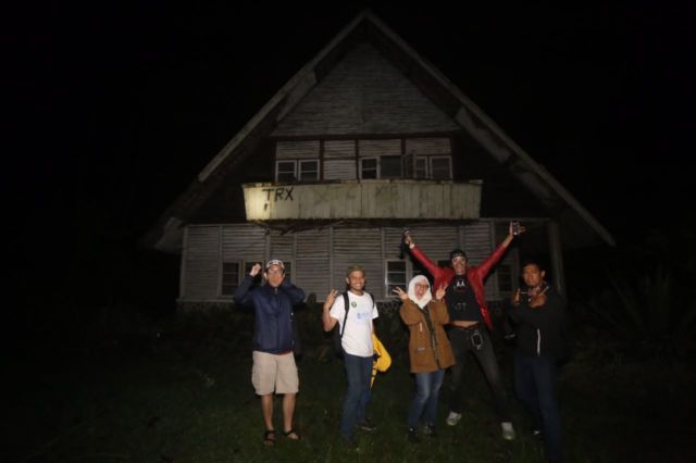 Menguak Misteri di Rumah 'Ibu' Pengabdi Setan. Ternyata Rumahnya Beneran Seram!
