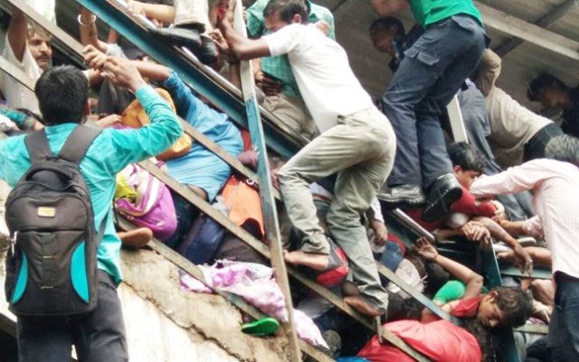 Niat Berteduh dari Hujan, 22 Orang Justru Tewas Terinjak-injak di India 11 Niat Berteduh dari Hujan, 22 Orang Justru Tewas Terinjak-injak di India