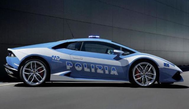 polisi italia menggunakan lamborghini