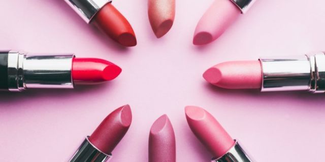 Duh, pake lipstick yang mana ya?