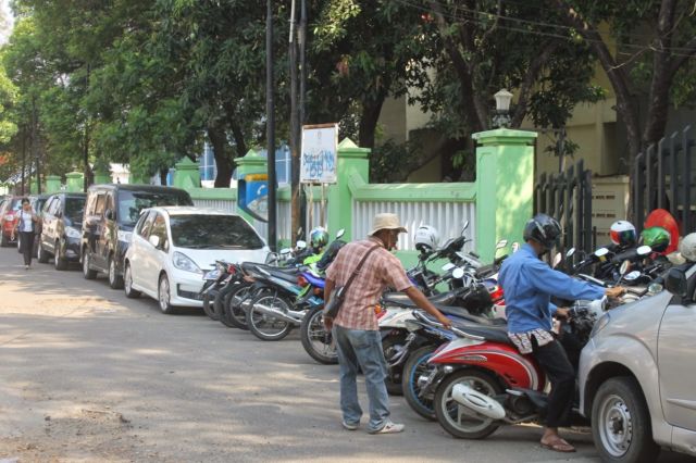 Uang parkir nya bang...