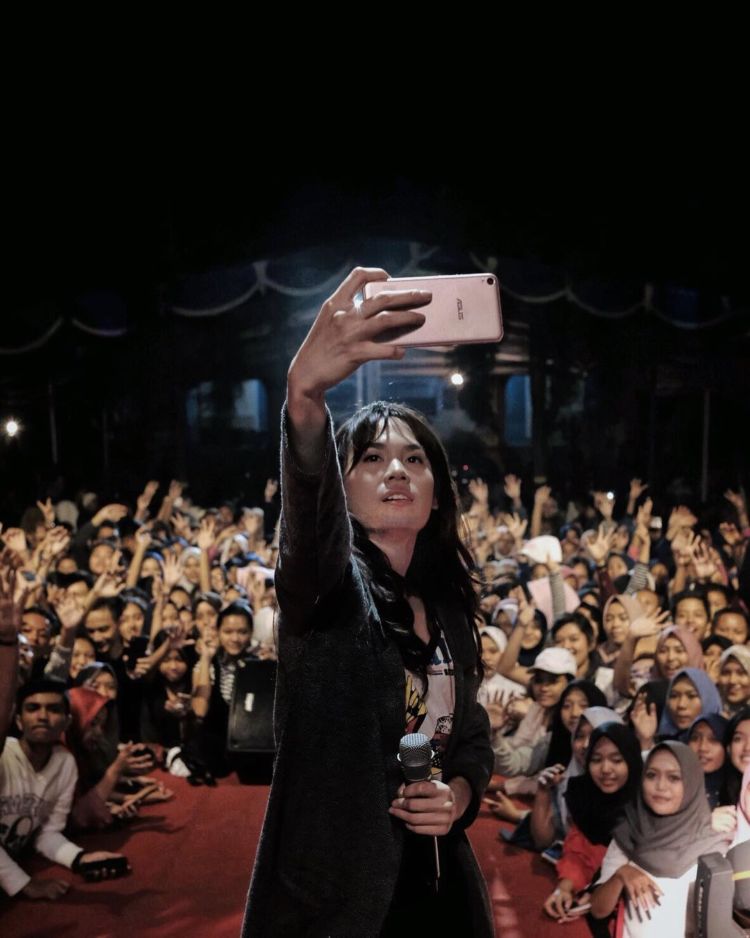 8 Gaya Selfie Brand Ambassador ZenFone ini Bisa Kamu Ikuti. Dijamin Feed Media Sosial Kamu Semakin Nyeni