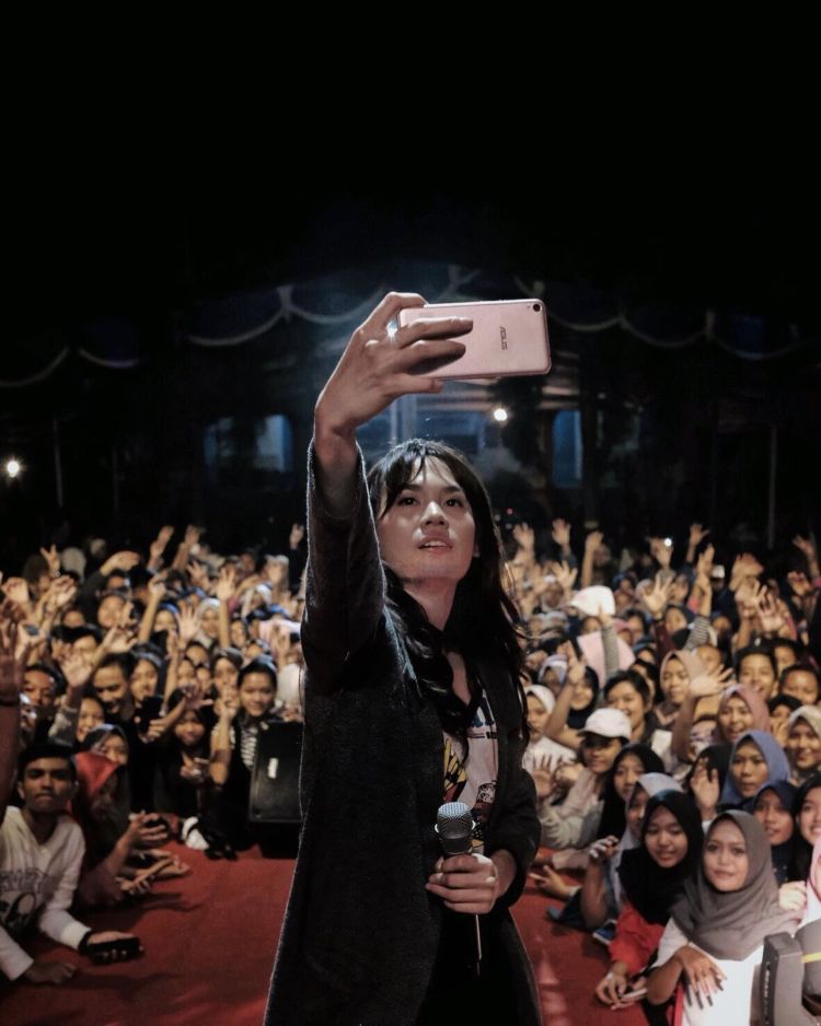 8 Gaya  Selfie  Brand Ambassador ZenFone ini Bisa Kamu Ikuti 