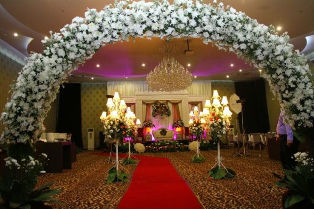 14 Inspirasi Flower Gate untuk Acara Resepsi. Nggak Hanya Enak Dilihat Tapi Juga Multifungsi