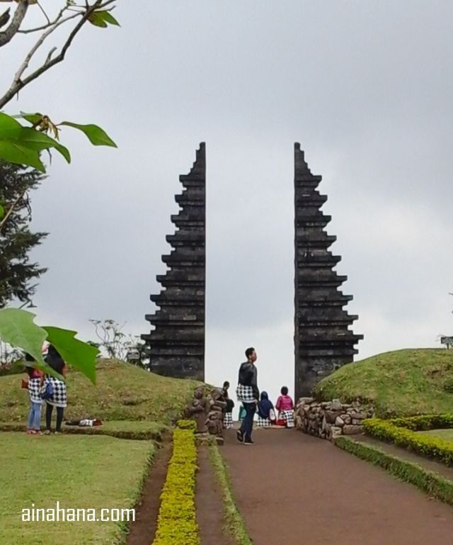 Salah satu gapura di Candi Cetho, mirip dengan yang ada di Bali, kan