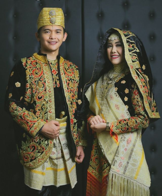 Ragam Busana Pengantin Adat  Koto  Gadang  dengan Sentuhan 