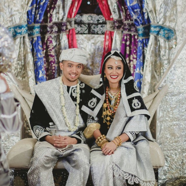 Ragam Busana Pengantin Adat Koto Gadang dengan Sentuhan Warna-warna Cerah Nan Elok. Sungguh Meriah!