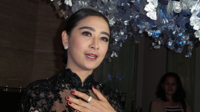 Ini Buktinya Bahwa Lagu Dangdut Nggak Mau Ketinggalan Zaman. Liriknya Saja Pakai Bahasa Gaul!