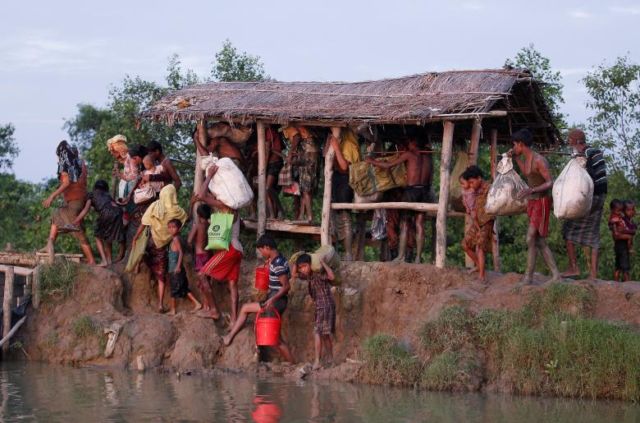 Seberangi Sungai demi Bertahan Hidup, 15 Potret Perjuangan Rohingya Ini Begitu Memilukan
