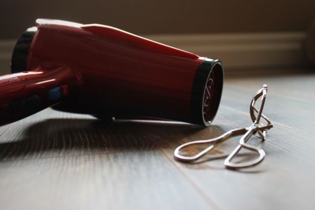 hair dryer + eyelash curlier