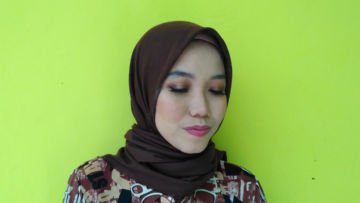 Berniat Make-Up Sendiri Saat Wisuda Tapi Wajahmu Jerawatan? Ini Nih Triknya!