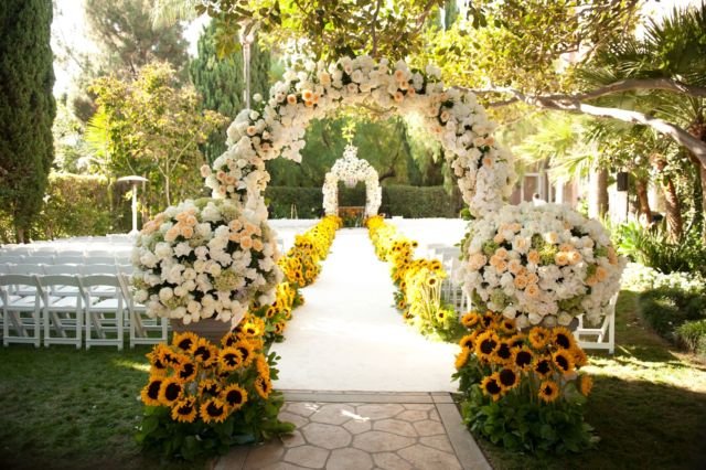 14 Inspirasi Flower Gate untuk Acara Resepsi. Nggak Hanya Enak Dilihat Tapi Juga Multifungsi