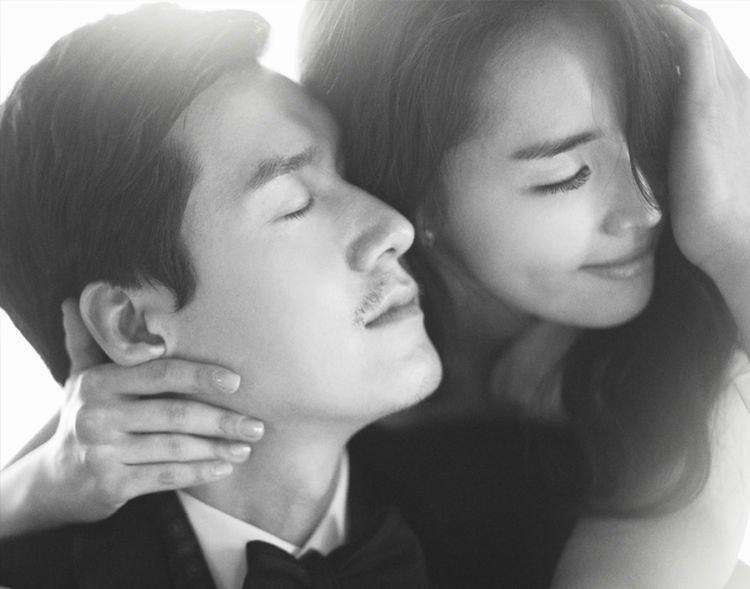 Inspirasi Foto Pre-Wedding Indoor Minimalis ala Pasangan Korea. Pas Buat yang Nggak Suka Ribet!