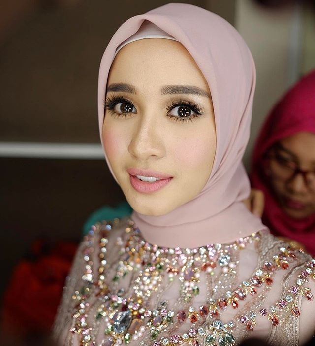 10 Inspirasi Hijab dan Hair Do Cantik Buat Lamaran. Simpel 