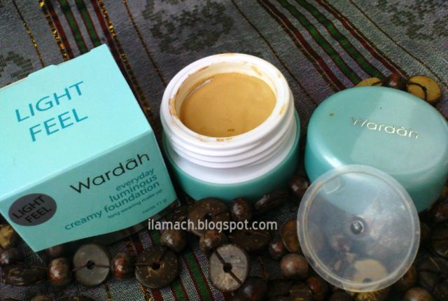 5 Hacks Wardah Ala Beauty Vlogger yang Gampang di Aplikasikan 5 Wardah Everyday Luminous Extra Cover