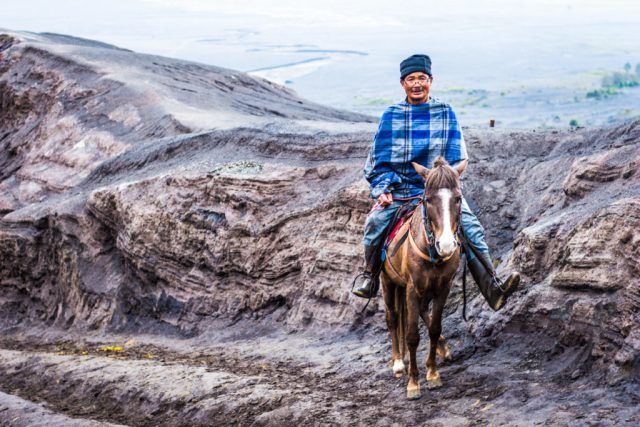 pakaian ala suku tengger