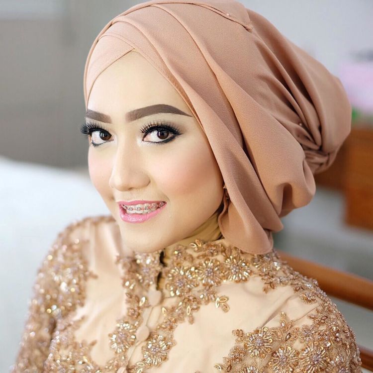 10 Inspirasi Hijab dan Hair Do Cantik Buat Lamaran Simpel 