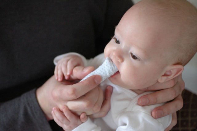 6 Tips Buat Mama untuk Mengatasi Sakit Tumbuh Gigi Pada Bayi. Nggak Ada Deh, Cerita Rewel Lagi~