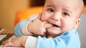 6 Tips Buat Mama untuk Mengatasi Sakit Tumbuh Gigi Pada Bayi. Nggak Ada Deh, Cerita Rewel Lagi~