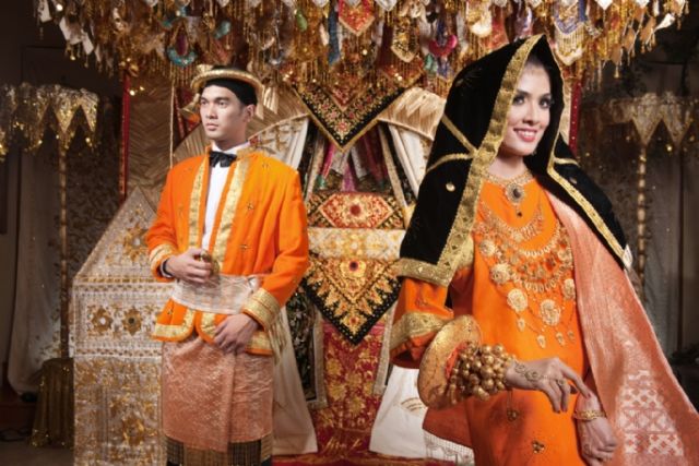 Ragam Busana Pengantin Adat Koto Gadang dengan Sentuhan Warna-warna Cerah Nan Elok. Sungguh Meriah!