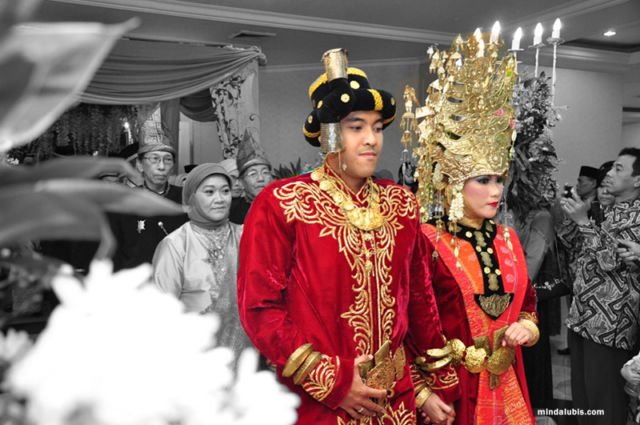 Usung Adat Mandailing, Kahiyang Pakai Mahkota Tujuh Tingkat. Ternyata Ini Makna di Baliknya