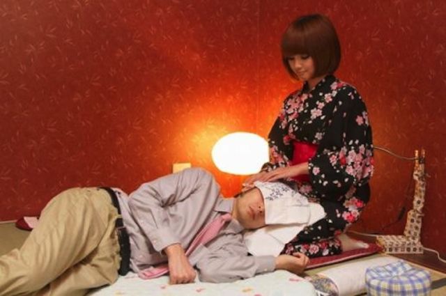 Suka Bingung Cara Bersihin Telinga?! Di Jepang, Ada Salon Khusus yang Tawarin Jasa Korek Kuping Lho