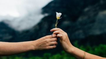 Sulit Disadari, tapi 6 Hal ini Jadi Bukti Kamu Pihak yang Mencintai Paling Dalam di Hubungan