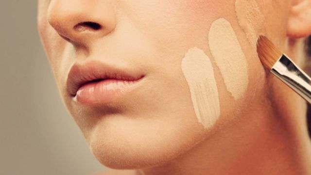 6 Rahasia Tetap Cantik Pakai Make-Up Walau Kulitmu Tergolong Gelap