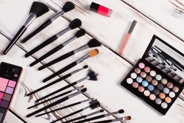 Cara Membersihkan Kuas dan Aplikator Makeup yang Tepat
